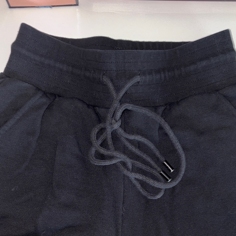 ALO Yoga Black sweat pants - Picture 6 of 6